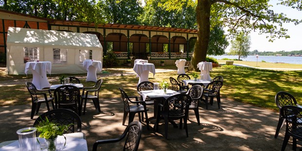 Destination-Wedding - Art der Location: Hotel / Chalet - Empfang im Garten - Kurhaus am Inselsee