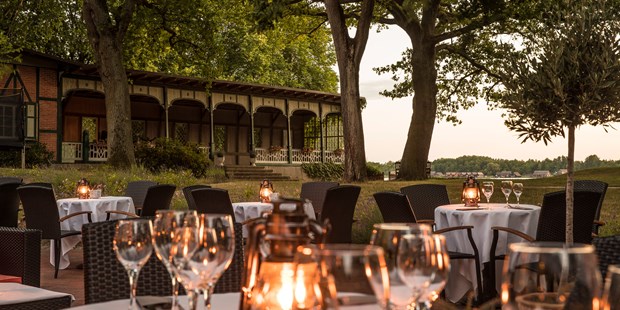 Destination-Wedding - Perfekte Jahreszeit: Sommer-Hochzeit - Gartenterrasse mit historischem Pavillon - Kurhaus am Inselsee