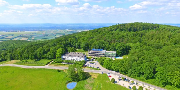 Destination-Wedding - Umgebung: am Land - Niederösterreich - Gesamtansicht Hotel-Restaurant - Berghotel Tulbingerkobel