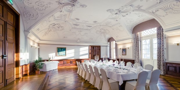 Destination-Wedding - Umgebung: in einer Stadt - Caesarensaal mit großer Festtafel - Hotel Schloss Neustadt-Glewe