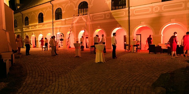 Destination-Wedding - Standesamtliche Trauung - Niederösterreich - Night-Life im Innenhof - Schloss Gloggnitz