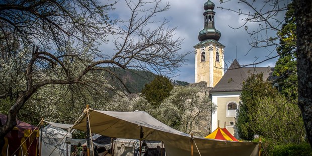 Destination-Wedding - Preisniveau Hochzeitsfeier: €€ - Wiener Alpen - Mittelalterevent - Schloss Gloggnitz