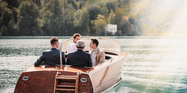 Destination-Wedding - Umgebung: am See - Österreich - Wem eine Limousine oder Pferdekutsch zu alltäglich ist, der kann gerne mit dem Boot zu einer Trauung auf Schloss Maria Loretto anreisen. - Schloss Maria Loretto
