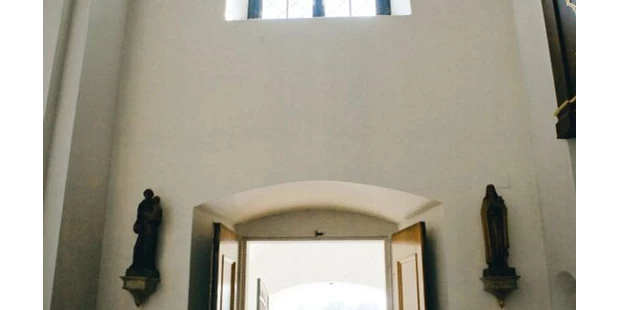 Destination-Wedding - Art der Location: Hotel / Chalet - Die nahegelegene Kirche.
Foto © stillandmotionpictures.com - Schloss Halbturn
