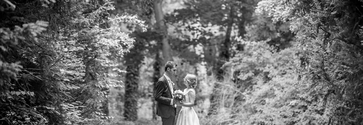 Hochzeitslocation: Fotoshooting im nahegelegenen Wald.
Foto © weddingreport.at - Schloss Halbturn