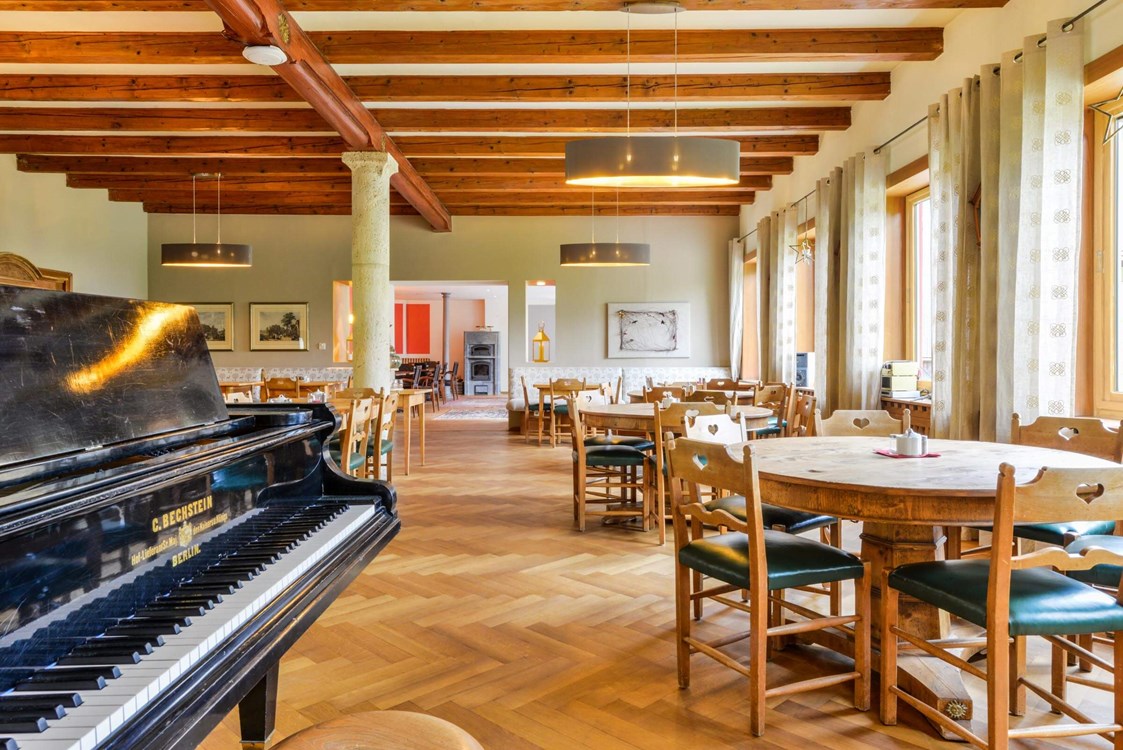 Hochzeitslocation: Unser gemütliches Restaurant mit einem Konzertflügel, es darf musiziert werden! - Das SeinZ, veganes/vegetarisches BioHotel