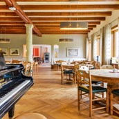 Hochzeitslocation - Unser gemütliches Restaurant mit einem Konzertflügel, es darf musiziert werden! - Das SeinZ, veganes/vegetarisches BioHotel