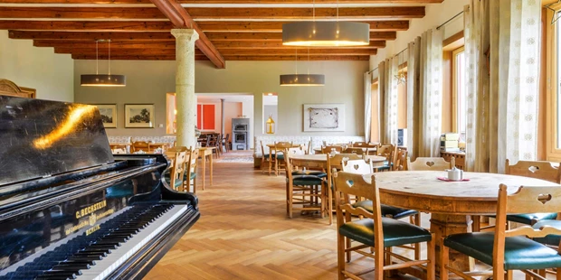 Destination-Wedding - Art der Location: Hotel / Chalet - Unser gemütliches Restaurant mit einem Konzertflügel, es darf musiziert werden! - Das SeinZ, veganes/vegetarisches BioHotel