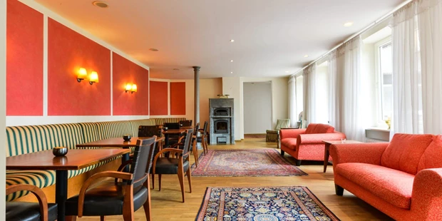 Destination-Wedding - Art der Location: Hotel / Chalet - Die Lounge neben dem Restaurant zum gemütlich beisammen sitzen. Im Winter knisterst das brennende Holz im Ofen. Um die Atmosphäre noch besser zu genießen passt ein Glas Bio-Wein dazu. - Das SeinZ, veganes/vegetarisches BioHotel