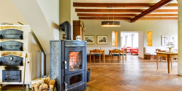 Destination-Wedding - Art der Location: Hotel / Chalet - Die Bestuhlung im Restaurant ist frei. Zentraler Punkt ist ein Holzofen für einen Pizza Event. Die Gäste können sich bei uns die Pizza immer selber zusammen stellen. - Das SeinZ, veganes/vegetarisches BioHotel