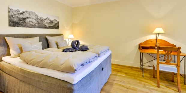 Destination-Wedding - Art der Location: Hotel / Chalet - Ein Beispiel unserer Superior Doppelzimmer. Alle haben einen Balkon mit besonderer Aussicht. - Das SeinZ, veganes/vegetarisches BioHotel
