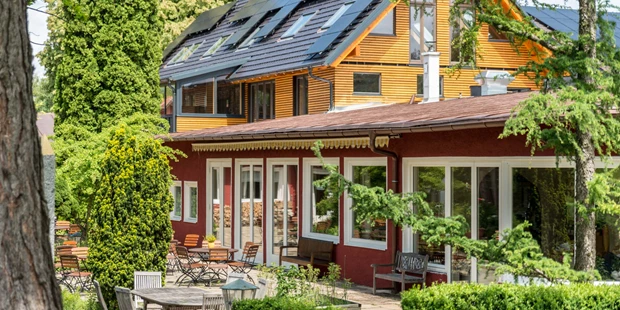 Destination-Wedding - Art der Location: Hotel / Chalet - Unser vegan/vegetarisches Bio-und Seminarhotel liegt im Grünen. Das Restaurant hat einen sehr schönen Ausblick und führt direkt auf die sehr große Terrasse. Auf unserem Gutsgelände gibt es einige schöne Plätze mit Weitsicht. Sehr gut geeignet für einen Apero. - Das SeinZ, veganes/vegetarisches BioHotel