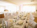 Hochzeitslocation: heller freundlicher Festsaal mit wunderschöner Aussichtsterrasse auf den türkisen Faaker See sowie
die Karawanken - Hotel Pension Melcher