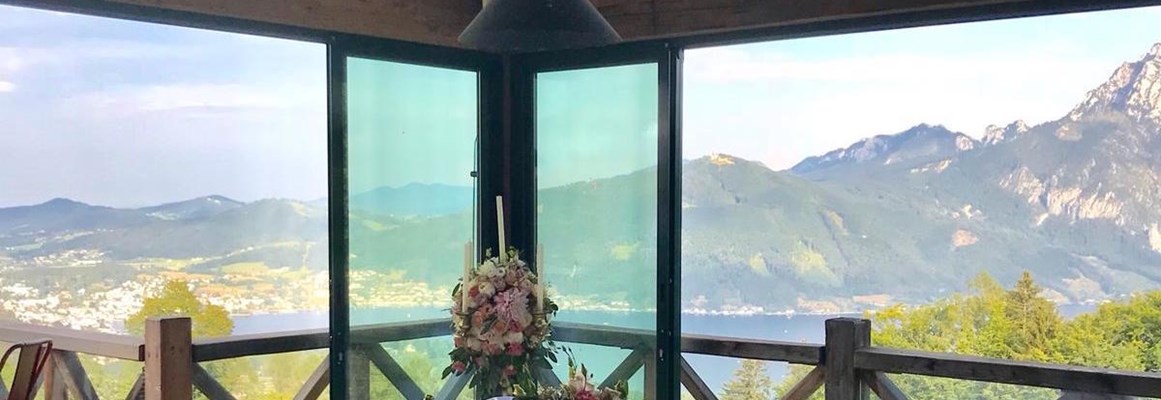 Hochzeitslocation: Der runde "Brauttisch" für das glückliche Brautpaar und ihre Liebsten...
Hier sieht man, dass die Fensterelemente beinahe zur Gänze geöffnet werden können. - Gmundnerberghaus