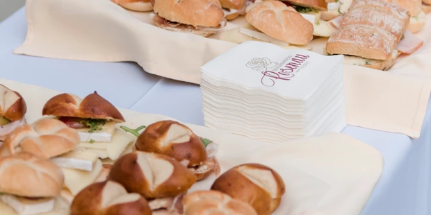 Destination-Wedding - Art der Location: Hotel / Chalet - Agape mit belegten Brötchen - Schlosshotel Rosenau