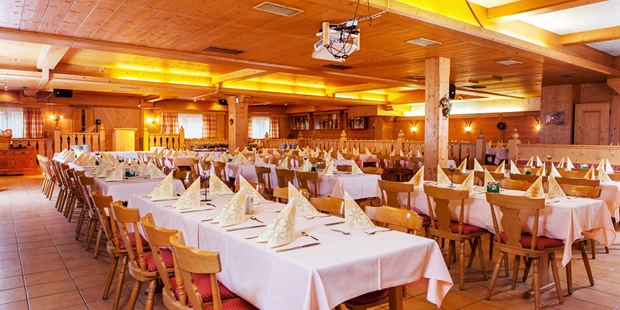 Destination-Wedding - Art der Location: Hotel / Chalet - großer Saal für bis zu 400 Personen, individuell bestuhlbar, mit Bühne, Tanzfläche und Bühnentechnik - Hotel Rupertihof