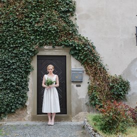 Hochzeitslocation: Braut-Aufnahmen im Schlosshof - Schlosshotel Mailberg