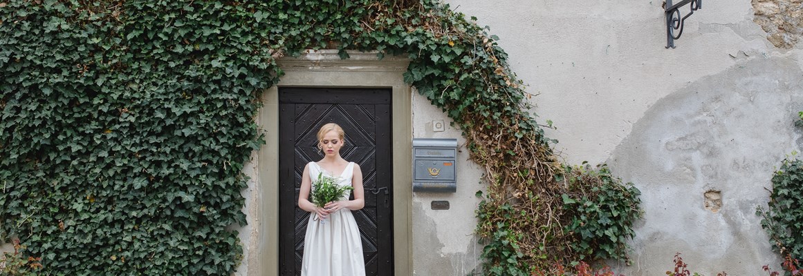 Hochzeitslocation: Braut-Aufnahmen im Schlosshof - Schlosshotel Mailberg