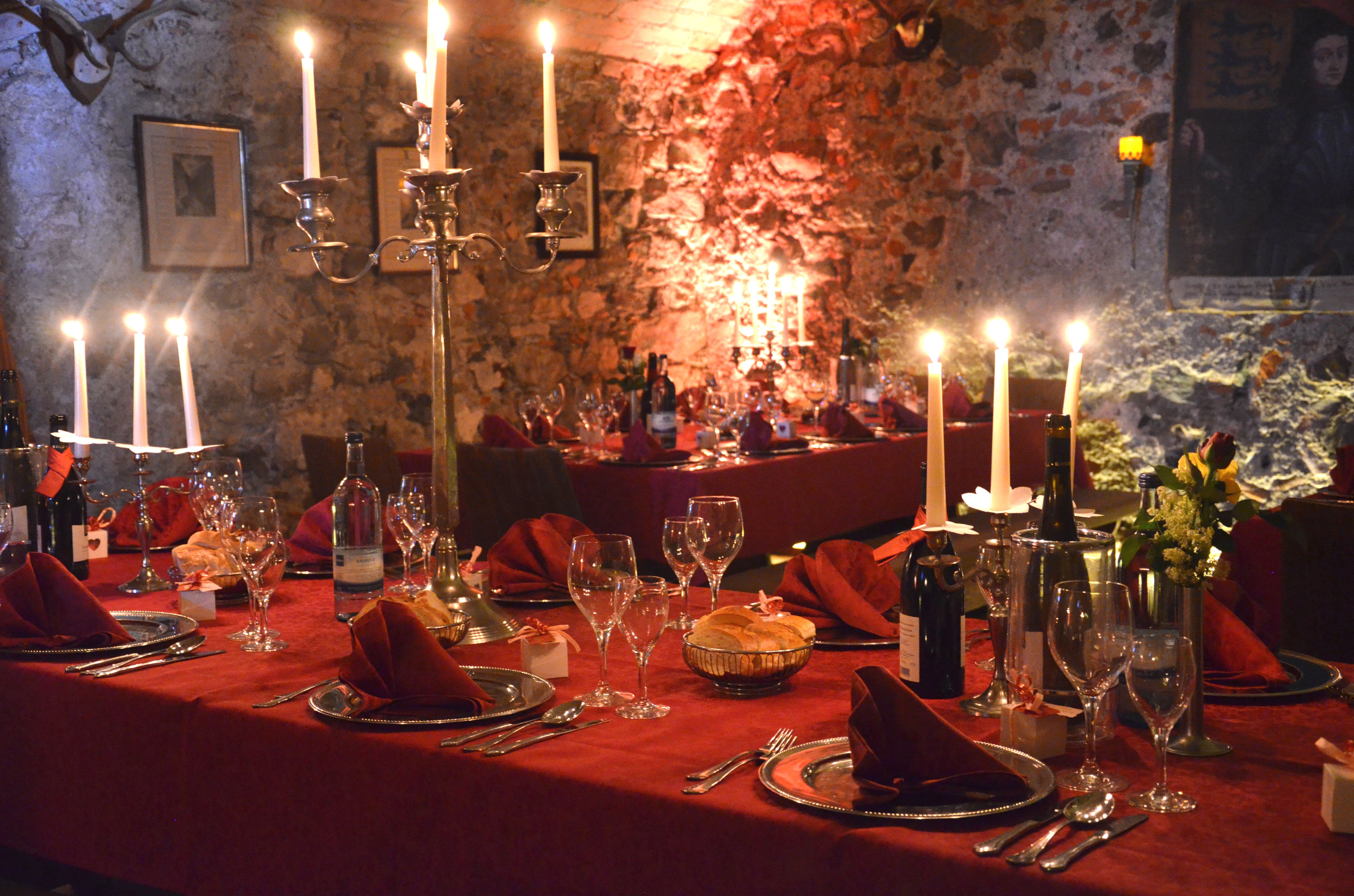 Destination-Wedding - Preisniveau Hochzeitsfeier: €€ - Die 1000 jährige Gewölbe der Burg ... - Schloss Waldburg