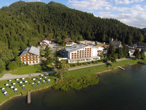 Hochzeitslocation: Aussenansicht mit Liegewiese. - Arabella Alpenhotel am Spitzingsee