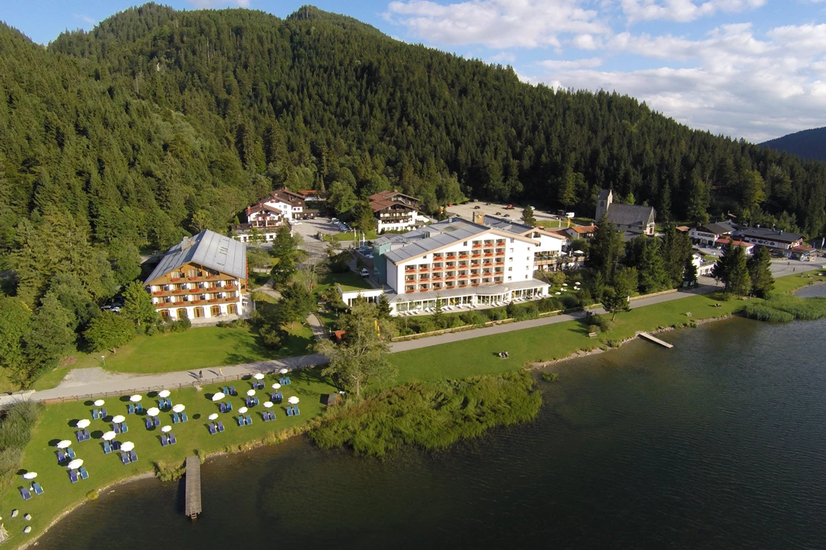 Hochzeitslocation: Aussenansicht mit Liegewiese. - Arabella Alpenhotel am Spitzingsee