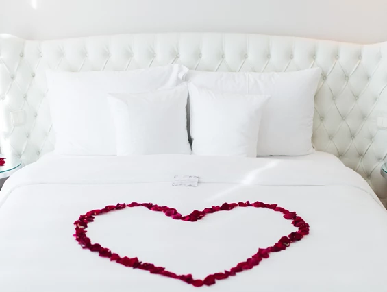 Hochzeitslocation: Romantische Nächte genießen: Junior Suite mit Rosenblättern
 - Hotel Sans Souci Wien