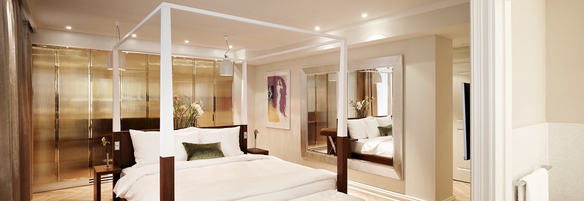 Hochzeitslocation: Schlafen wie im 7. Himmel: Luxury Extended Room mit großer Spiegelwand und Himmelbett - Hotel Sans Souci Wien