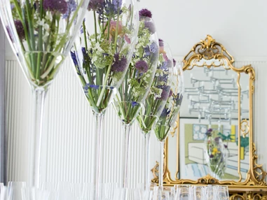 Hochzeitslocation: Stilvoll heiraten in intimer Atmosphäre: Le Salon im Sans Souci Wien
Blumenarrangements die, die Herzen höher schlagen lassen. - Hotel Sans Souci Wien