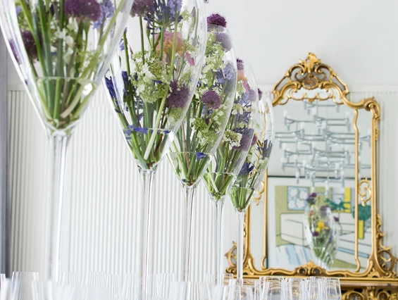 Hochzeitslocation: Stilvoll heiraten in intimer Atmosphäre: Le Salon im Sans Souci Wien
Blumenarrangements die, die Herzen höher schlagen lassen. - Hotel Sans Souci Wien