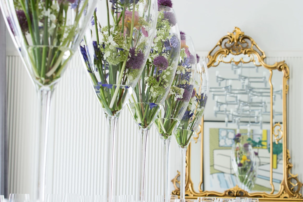 Hochzeitslocation: Stilvoll heiraten in intimer Atmosphäre: Le Salon im Sans Souci Wien
Blumenarrangements die, die Herzen höher schlagen lassen. - Hotel Sans Souci Wien