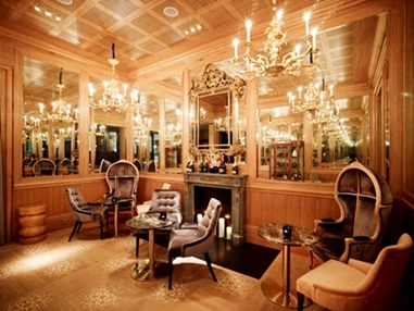 Hochzeitslocation: Goldene Le Bar im Sans Souci Wien - perfekte Foto Location - Hotel Sans Souci Wien