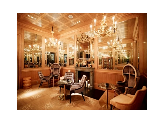 Hochzeitslocation: Goldene Le Bar im Sans Souci Wien - perfekte Foto Location - Hotel Sans Souci Wien