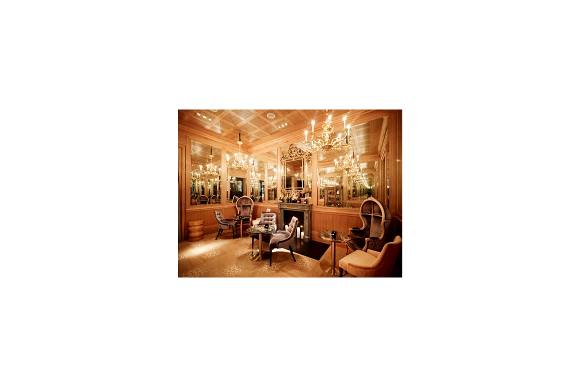 Hochzeitslocation: Goldene Le Bar im Sans Souci Wien - perfekte Foto Location - Hotel Sans Souci Wien
