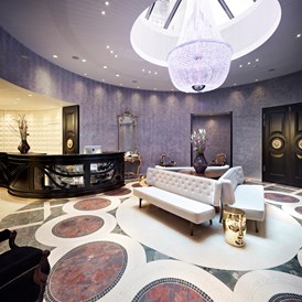 Hochzeitslocation: Lobby im Sans Souci Wien mit großem Luster - Hotel Sans Souci Wien