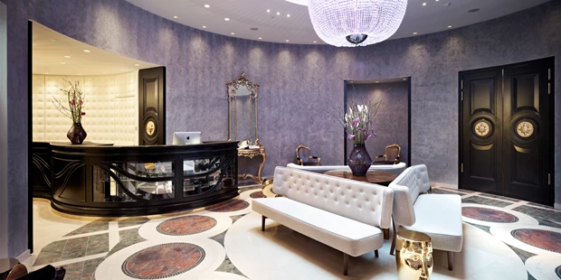 Destination-Wedding - Art der Location: Hotel / Chalet - Lobby im Sans Souci Wien mit großem Luster - Hotel Sans Souci Wien
