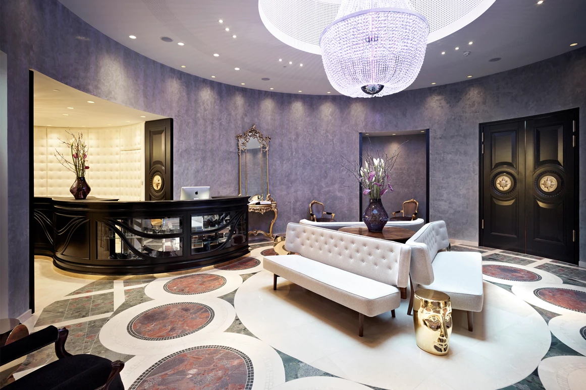 Hochzeitslocation: Lobby im Sans Souci Wien mit großem Luster - Hotel Sans Souci Wien
