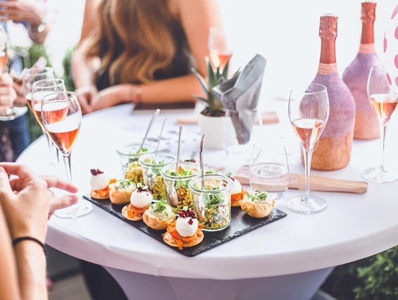 Hochzeitslocation: Vorab laden wir zum Champagner-Empfang in der Lounge.  - Hotel Sans Souci Wien
