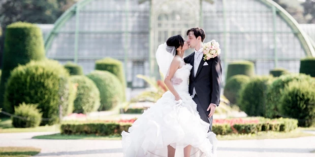 Destination-Wedding - Art der Location: Hotel / Chalet - nur wenige Gehminuten entfernt - das Palmenhaus im Schloss Schönbrunn Park - Austria Trend Parkhotel Schönbrunn