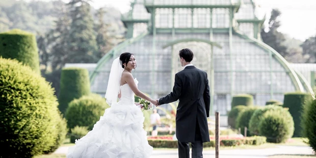 Destination-Wedding - Art der Location: Hotel / Chalet - nur wenige Gehminuten entfernt - das Palmenhaus im Schloss Schönbrunn Park - Austria Trend Parkhotel Schönbrunn