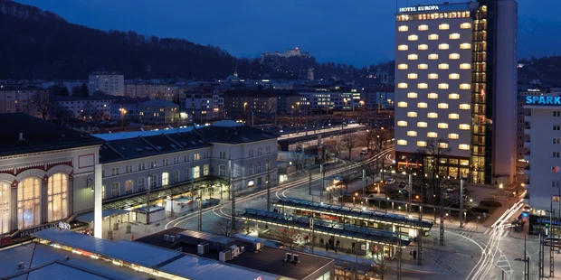 Destination-Wedding - Art der Location: Hotel / Chalet - Erleben Sie eine unvergessliche Hochzeitsfeier über den Dächern der Stadt in unserem Panorama Restaurant im 15. Stock. Besonders am Abend werden Sie mit allen beleuchteten Gebäuden und Wahrzeichen der Stadt eine ganz besondere Stimmung erzeugen können.
Wir machen Ihren ganz besonderen Tag zu einem einzigartigen Erlebnis mit der Kombination einer modernen Location, tollem Service und köstlichen Speisen. 
Bitte kontaktieren Sie uns damit wir Ihnen bei den Planungen Ihrer Hochzeit behilflich sein zu dürfen. - Austria Trend Hotel Europa Salzburg 4*