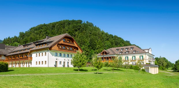 Destination-Wedding - Hof (Tiefgraben) - Aussenansicht vom Golfplatz - Sheraton Fuschlsee-Salzburg Hotel Jagdhof