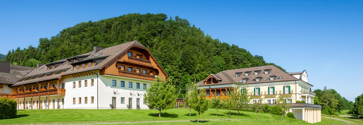 Hochzeitslocation: Aussenansicht vom Golfplatz - Sheraton Fuschlsee-Salzburg Hotel Jagdhof