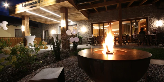 Destination-Wedding - Exklusivität - Salzburg - Feuerstelle außen - Laudersbach's Event-Stadl