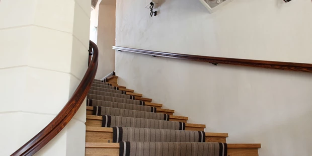 Destination-Wedding - Art der Location: Hotel / Chalet - Aufgang zu den Zimmern mit Stuckdecke - Hotel Hofwirt