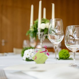 Hochzeitslocation: gedeckter Tisch - Hotel Hofwirt