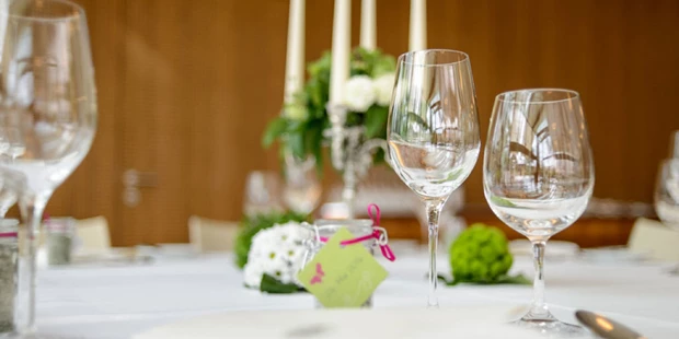 Destination-Wedding - Art der Location: Hotel / Chalet - gedeckter Tisch - Hotel Hofwirt