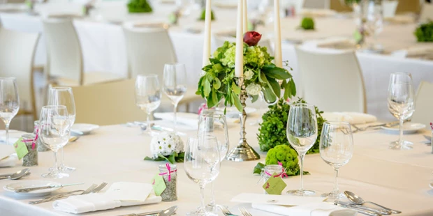 Destination-Wedding - Art der Location: Hotel / Chalet - gedeckter Tisch - Hotel Hofwirt