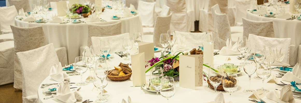 Hochzeitslocation: runde Tische - Hotel Hofwirt