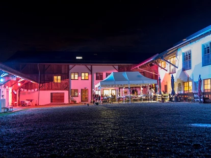 Destination-Wedding - Art der Location: Hotel / Chalet - Beleuchtung bei Nacht - Hochzeitsstadl Lamplstätt