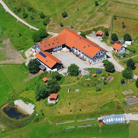 Hochzeitslocation: Luftbild von Lamplstätt mit 35 ha um die Location - Hochzeitsstadl Lamplstätt 